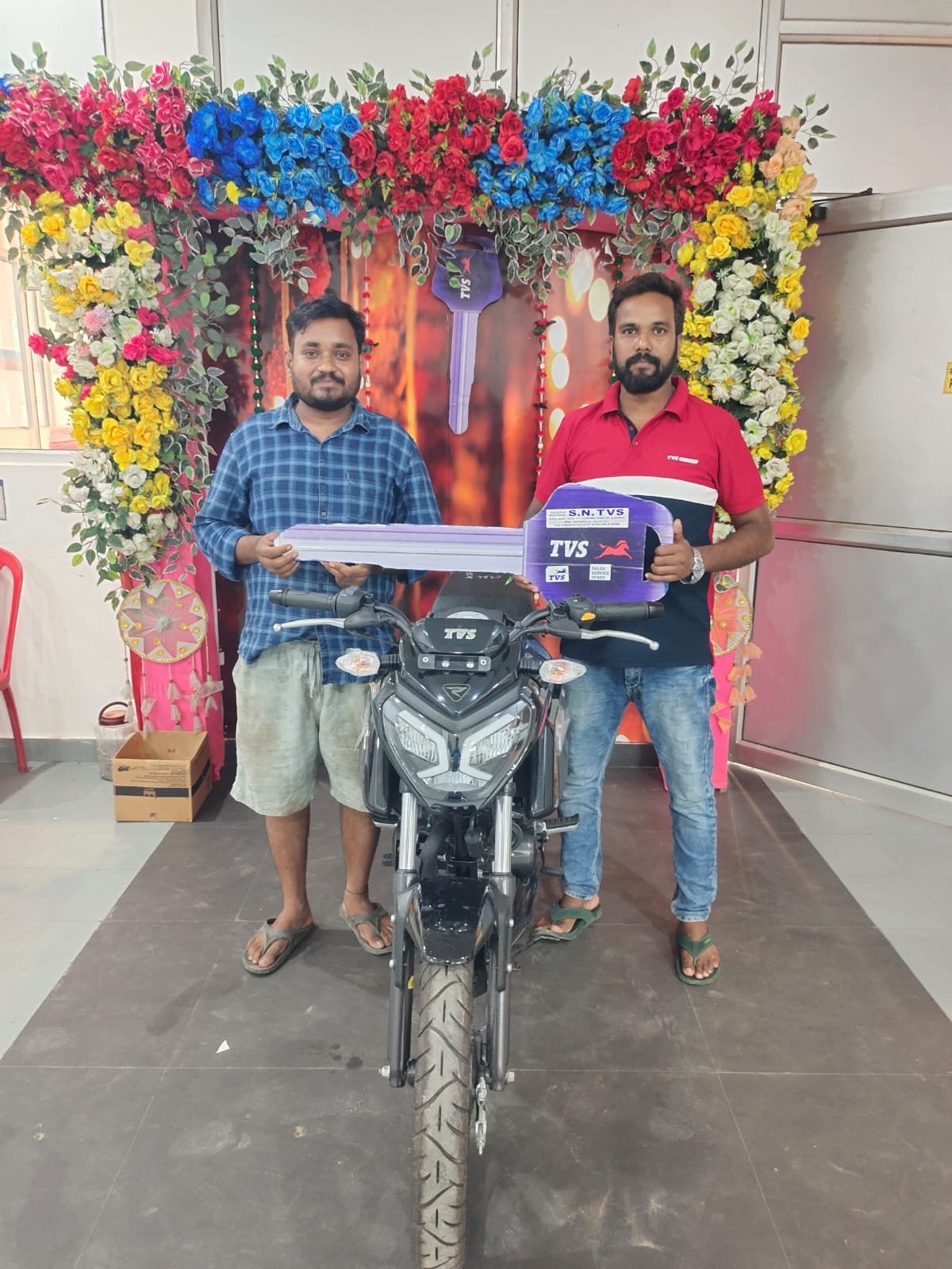 “आपका भरोसा, हमारी पहचान — हर सफर के लिए TVS का साथ।” 🤝  छातापुर और आसपास के क्षेत्रों के परिवारों का अटूट विश्वास ही श्यामतारा TVS की असली ताकत है। हम केवल दोपहिया वाहन नहीं बेचते, बल्कि आप